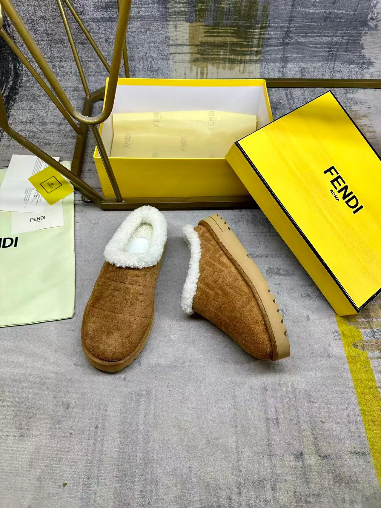 p518🐮🐮FENDI’s latest round-toe flat-soled half-cup shoes for men and women. It is made of black suede material and embossed with the same color FF pattern. Tonal shearling lining. Women’s sizes 35-40, men’s sizes 39-45